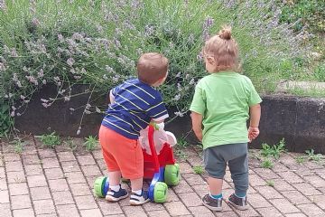 disegno di bambini con educatrice